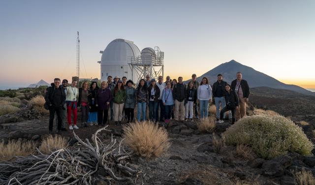 Participantes del curso AEACI 2022 en el OT durante el atardecer