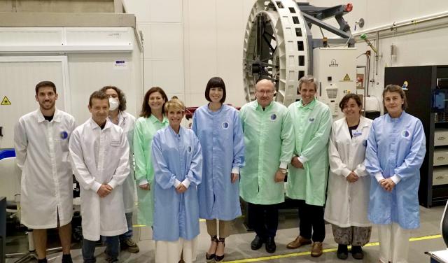 Asistentes al Consejo Rector del IAC durante su visita al área de Instrumentación