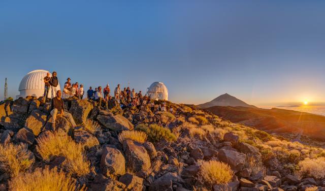 Profesores durante la puesta de Sol con el Teide de fondo. 