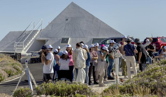 Docentes durante una observación solar