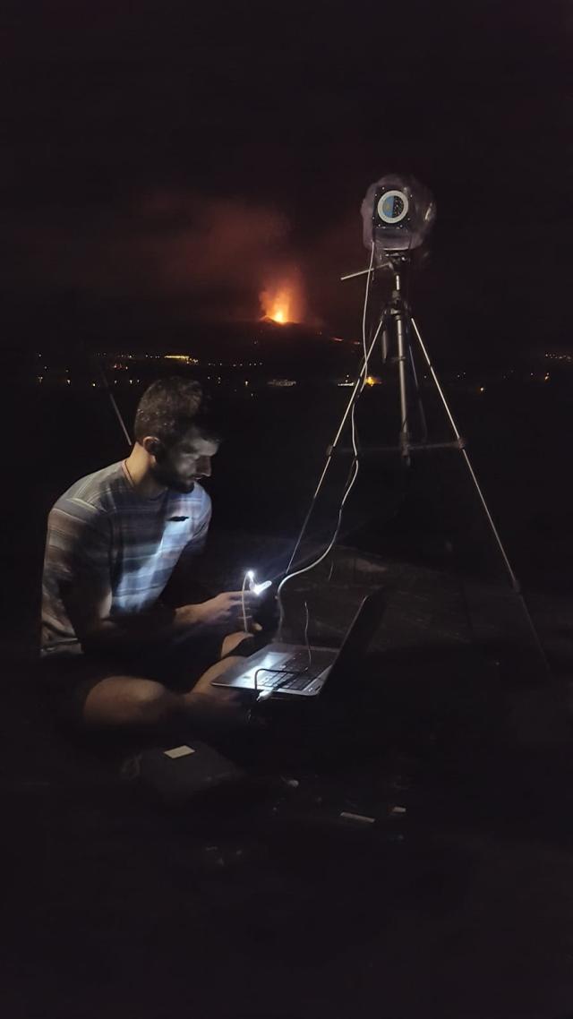 Carlos Colodro (IACTEC), tomando imágenes del volcán de Cumbre Vieja con la cámara DRAGO.