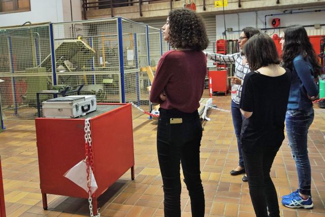 Las estudiantes del programa Canarias Masterclass durante su visita al taller de Mecánica, en la sede central del IAC en La Laguna, acompañadas de Sandra Benítez.