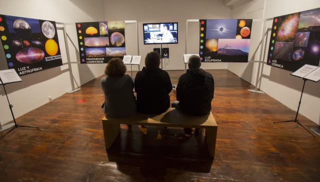 Visitantes ante la proyección del vídeo sobre cómo se investiga en Física Solar en el IAC, producido por el IAC, en el marco del programa “Severo Ochoa”. Créditos: Daniel López/IAC.