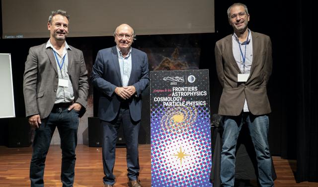 Los investigadores del IAC y organizadores de la presente edición de la Winter School Jorge Martin Camalich (izquierda) y Carlos Hernández-Monteagudo (derecha) con Rafael Rebolo, director del IAC (centro), en el Museo de la Ciencia y el Cosmos