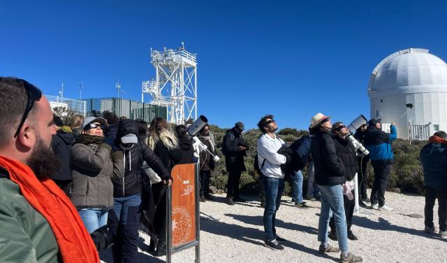Observación con telescopios solares de divulgación del eclipse parcial de Sol del 29 de marzo de 2025 desde el Observatorio del Teide (Tenerife)