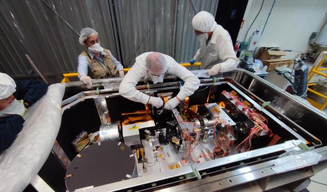 Momento de la integración del detector científico en el instrumento FRIDA en los laboratorios de la UNAM