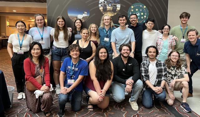 Participantes del Programa de Verano para Estudiantes de la Alianza LSST Discovery 2025, celebrado en el marco del Taller Comunitario Rubin en Tucson (Arizona, EE. UU.). Daniel Cano Morales, estudiante de la ULL-IAC, aparece de pie, sexto por la izquierda