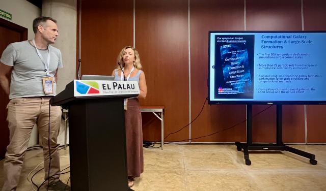 Arianna Di Cintio, investigadora del IAC y profesora de la ULL, junto a Sevilla José Oñorbe, investigador y profesor de la Universidad, durante el Simposio "Computational Galaxy Formation & Large-Scale Structures" 