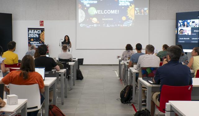 Nayra Rodríguez Eugenio, director of the AEACI, welcomes the participants of the school