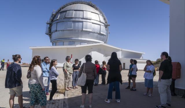 Vecinos y vecinas de Garafía junto al Gran Telescopio Canarias en el Observatorio del Roque de los Muchachos