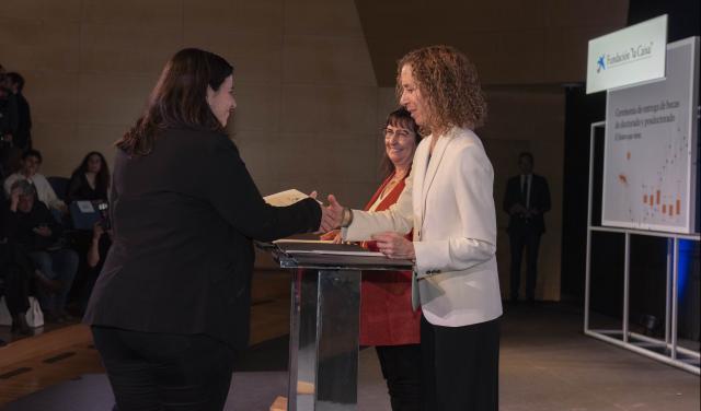 Ana Escorza receiving the La Caixa Foundation grant