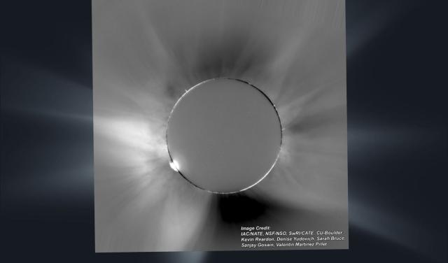 An overlay of the solar corona captured by the NATE team in Palencia during the total solar eclipse on 12 August, superimposed on the latest forecast produced a few hours before the eclipse by the IAC and the Predictive Science Inc group in California using the La Palma supercomputer
