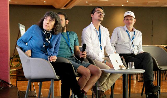 Wendy Freedman, Lloyd Knox, entre otros participantes durante una de las charlas del congreso.
