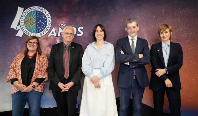 La ministra Diana Morant junto al director del CDTI, José Moisés Martín; el director del IAC, Valentín Martínez; la subdirectora del IAC, Eva Villaver y la Secretaria General de Innovación, Teresa Riesgo.