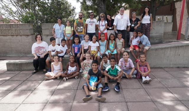 Sahrawi children from the "Vacaciones en Paz" 2023 edition and their host families in Tenerife at IAC headquarters