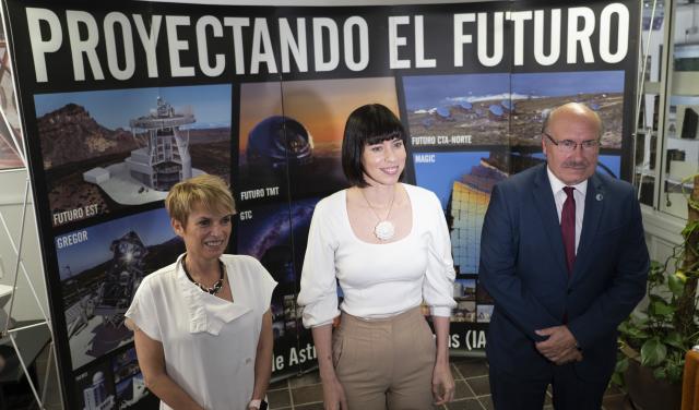 De izquierda a derecha: Elena Máñez, consejera de Economía, Conocimiento y Empleo del Gobierno de Canarias, Diana Morant, ministra de Ciencia e Innovación, y Rafael Rebolo, director del IAC. Crédito: Inés Bonet Márquez (IAC).