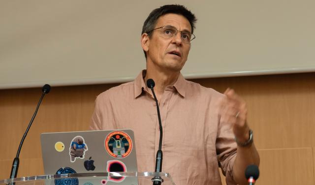 Didier Queloz durante su conferencia en el Aula del IAC