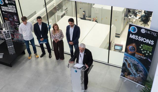 Momento de la rueda de prensa celebrada en el edificio IACTEC en el que se aprecia una de sus salas de armado, integración y verificación (AIV)