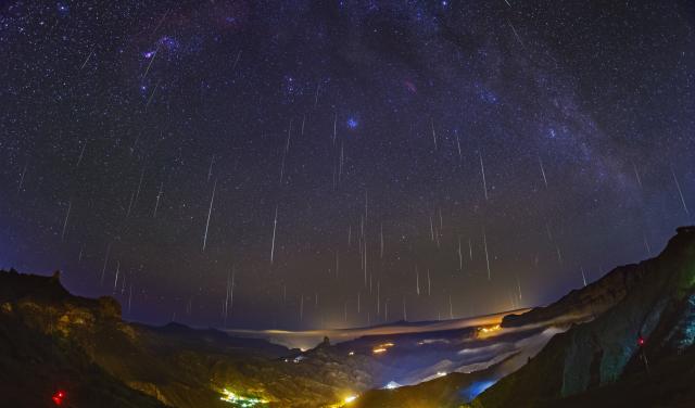 Lluvia de estrellas de las Gemínidas 2020 sobre el valle de Tejeda (Gran Canaria)