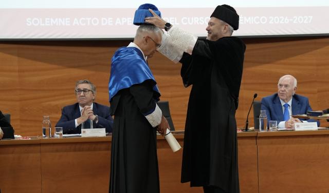 El astrofísico Valentín Martínez Pillet, director del IAC, siendo envestido Doctor Honoris por la UMH durante el acto de apertura del curso académico 2025/26