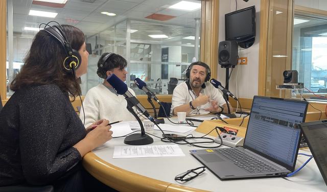 La presentadora de "Soñando Estrellas" Verónica Martín junto al doctorando del IAC David Mirabal y el investigador del IAC Javier Licandro durante la grabación del programa en La Radio Canaria