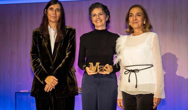 La investigadora Julia de León con las finalistas del Premio Mujeres a Seguir (MAS) 2024 en la categoría de Ciencia