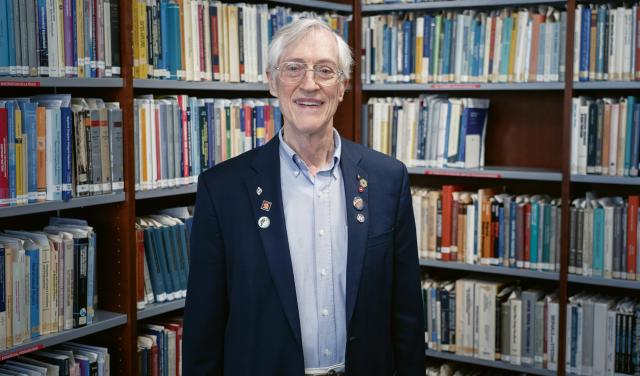 John Mather en la sala de libros de la Biblioteca del IAC