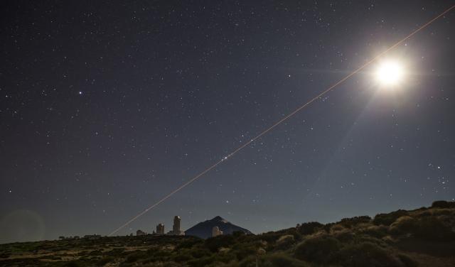 Láser lanzado desde el Observatorio del Teide