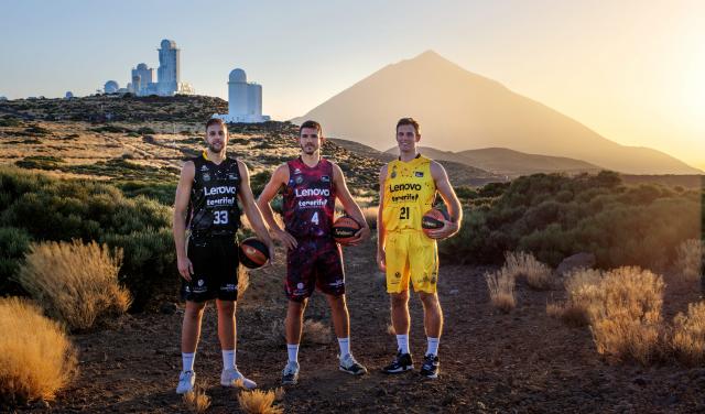"Los jugadores del Lenovo Tenerife Iván Cruz-Uceda , Sergio Rodríguez y Tim Abromaitis con las nuevas equipaciones inspiradas en el cielo de Canarias en el Observatorio del Teide