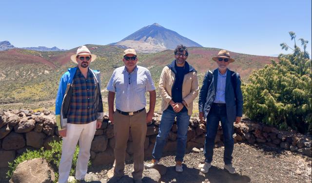 Miembros del comité internacional que evaluó el Preliminary Design Review (PDR) del experimento DALI durante su visita a un posible emplazamiento del futuro detector a gran escala en el Observatorio del Teide.  De izquierda a derecha: Gray Rybka (University of Washington), Michael Tobar (University of Western Australia), Claudio Gatti (INFN Frascati) y Yannis Semertzidis (Brookhaven National Laboratory).