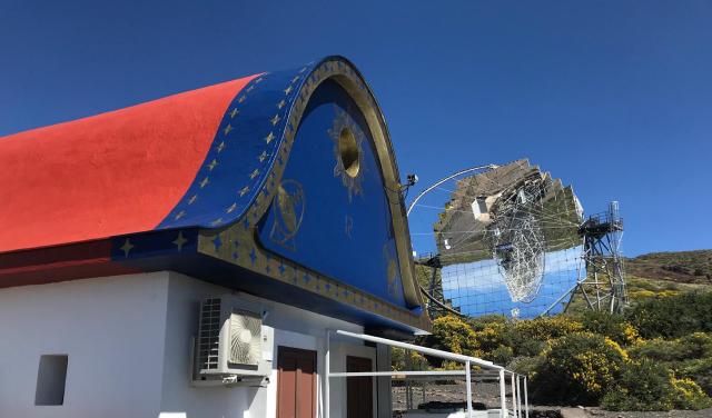 Fachada de la casa de control de MAGIC decorada con motivos inspirados en el sombrero de los Enanos, símbolo emblemático de las Fiestas Lustrales de La Palma