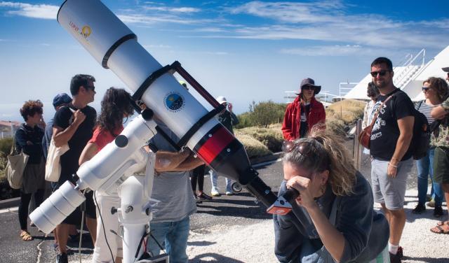 Phellowers realizando una observación solar en el Observatorio del Teide en la edición de 2024. Crédito: Alejandro Amador