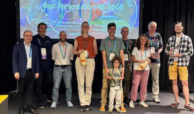 Elvio Hernández Suárez posa junto a otras personas premiadas en SPIE Astronomical Telescopes + Instrumentation 2026.