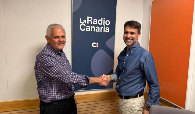 El director del IAC, Valentín Martínez Pillet; y el de La Radio Canaria, Mayer Trujillo, celebran el inicio del programa 
