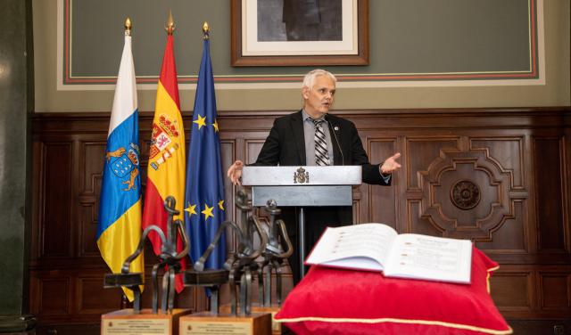 El director del IAC, Valentín Martínez Pillet, en la recepción del reconocimiento en Delegación del Gobierno 