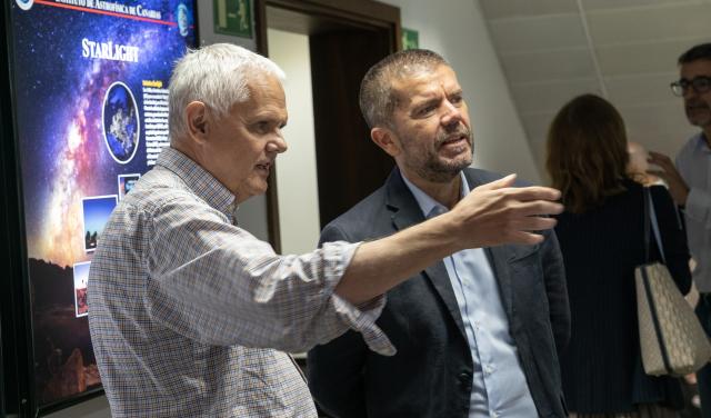 Valentín Martínez Pillet, director del IAC, y Francisco García, rector de la ULL, en la sede del IAC