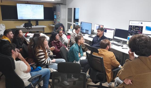 Participants in the practical training of the EDUCADO project in the control room of the William Herschel Telescope (WHT) at the Roque de los Muchachos Observatory (La Palma).