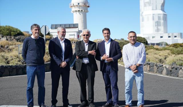 (De izq. a der.) Íñigo Arregui investigador vasco del IAC, Fernando Clavijo, presidente de Canarias, Valentín Martínez, director del IAC, Imanol Pradares, lehendakari del Gobierno Vasco, y Emilio García, responsable de los Observatorios de Canarias
