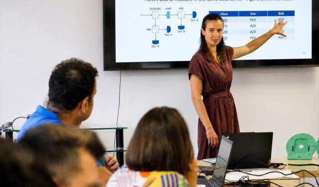 Hannah Thiel explica conceptos de comunicaciones cuánticas durante un curso del proyecto CELESTE en el IAC.