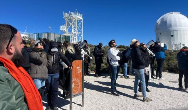 Observación con telescopios solares de divulgación del eclipse parcial de Sol del 29 de marzo de 2025 desde el Observatorio del Teide (Tenerife)