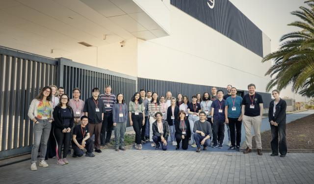 Asistentes al workshop "From Fake News to Real Clusters: The Controversial Fate of High-z Galaxy Protoclusters" junto al edificio IACTEC en La Laguna