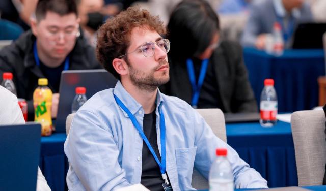 Miguel R. Alarcon, investigador principal de AsteroiDB, en una conferencia en Hangzhou, China.