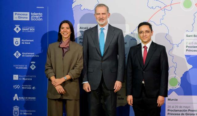 La emprendedora social argentina, Mercedes Bidart, y el astrofísico mexicano, José Eduardo Méndez Delgado, junto con el  rey Felipe VI en la entrega de los reconocimientos / FDGI
