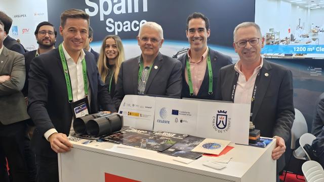 De izquierda a derecha, José Alonso Burgal, gestor; Valentín Martínez Pillet, director del Instituto de Astrofísica de Canarias (IAC); Alfonso Ynigo Rivera, ingeniero de sistemas; y Álex Oscoz, jefe del Departamento e investigador principal de IACTEC Espacio, durante su participación en el Space Symposium 2026.