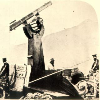 Charles Piazzi Smyth en Guajara, frente al Teide, junto a su telescopio (imagen estereoscópica). Créditos: The Royal Observatory, Edinburgh. Charles Piazzi Smyth en Guajara, frente al Teide, junto a su telescopio (imagen estereoscópica). Créditos: The Royal Observatory, Edinburgh.