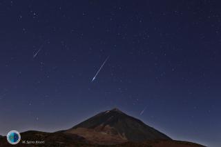 Esta imagen es una composición de la lluvia de estrellas fugaces Perseidas sobre el Teide (Tenerife, Islas Canarias) del año 2014. Se obtuvo a partir de imágenes tomadas entre la 1h-4h UT del 13 de agosto 2014, desde el Observatorio del Teide (Instituto de Astrofísica de Canarias, IAC), en el momento de la máxima actividad de las Perseidas. Las imágenes fueron registradas siguiendo el movimiento de las estrellas, de modo que las trayectorias de los meteoros muestran una convergencia hacia la parte superior,