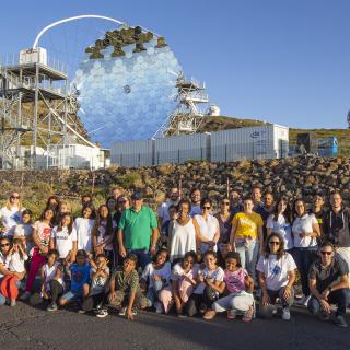 Niños y niñas saharauis visitaron, junto a sus familias de acogida, el Observatorio de Roque de los Muchachos en La Palma y accedieron a los telescopios GTC y LST-1. Crédito: F. Carrelli, D. Rodrigues, F. Sordo, GalileoMobile. Niños y niñas saharauis visitaron, junto a sus familias de acogida, el Observatorio de Roque de los Muchachos en La Palma y accedieron a los telescopios GTC y LST-1. Crédito: F. Carrelli, D. Rodrigues, F. Sordo, GalileoMobile.