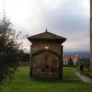 Iglesia orientada equinoccialmente, en San Miguel de Celanova (Ourense). Imagen tomada en marzo de 2016. Crédito: Antonio César González-García.