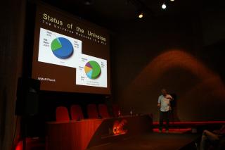 Stephane Courteau, profesor de Astrofísica en la Queen’s University (Canadá), durante su charla en el Museo de la Ciencia y el Cosmos (MCC), de Museos de Tenerife. Crédito: Pedro Bento (MCC)