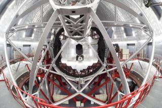 Interior del la cúpula del Gran Telescopio CANARIAS (GTC). En la imagen puede apreciarse su espejo primario, el secundario reflejado, el tubo y la montura. Crédito: Miguel Briganti / IAC.